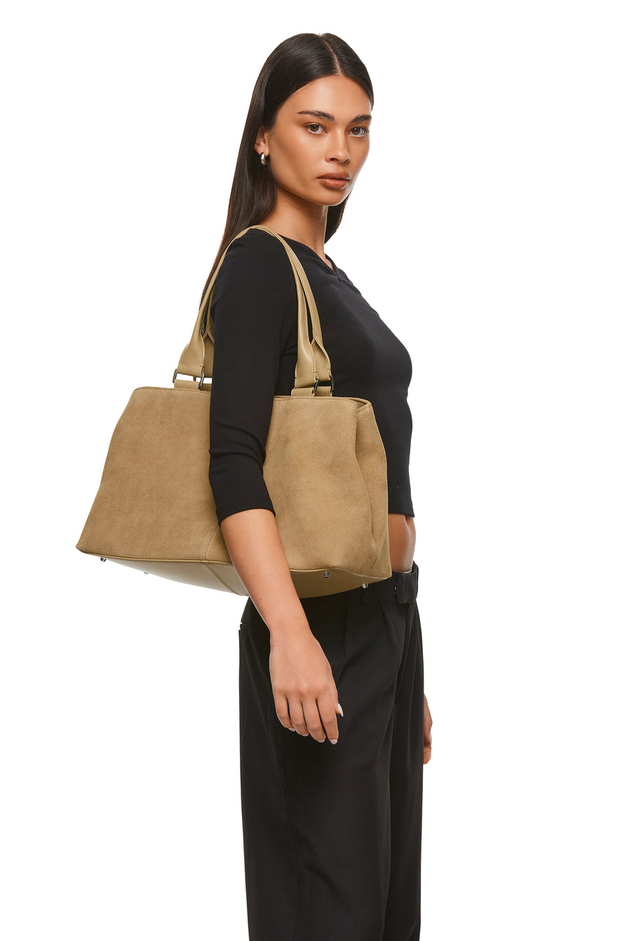 THE HUDDY BLONDE SUEDE BAG | MODEL