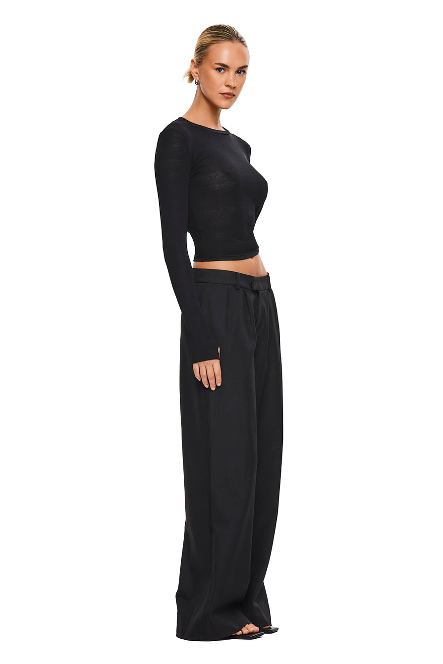 THE DOVE BLACK LONG-SLEEVE TOP | model