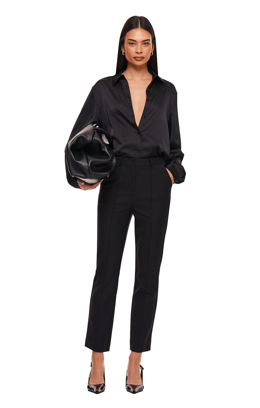 THE EVANS BLACK SHIRT | MODEL