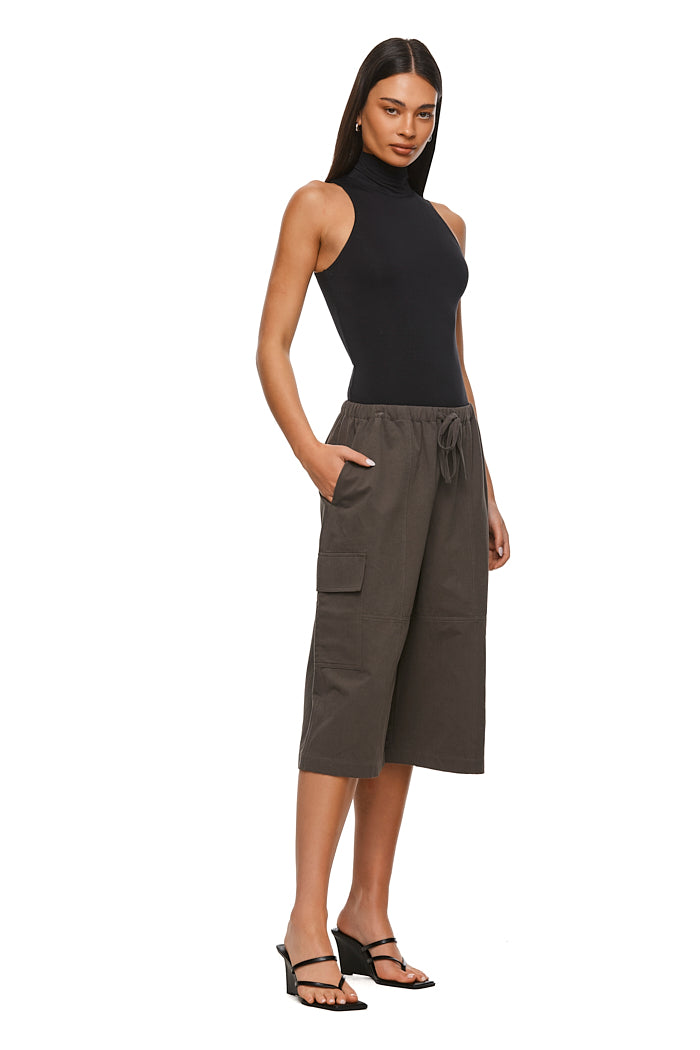 THE ZUMA GREY SHORT | MODEL