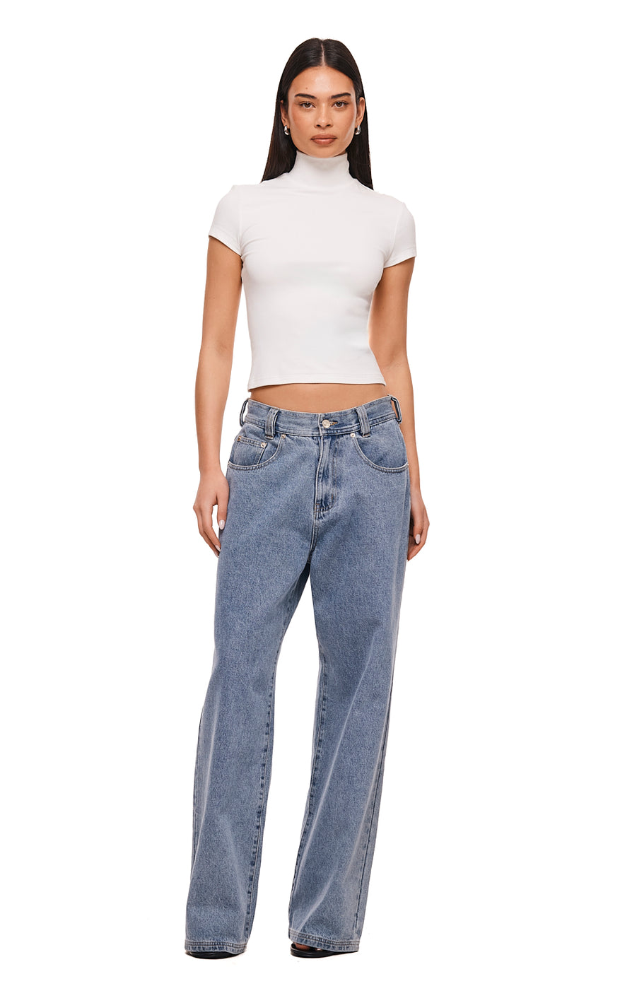 THE HIGGINS WHITE TOP | MODEL