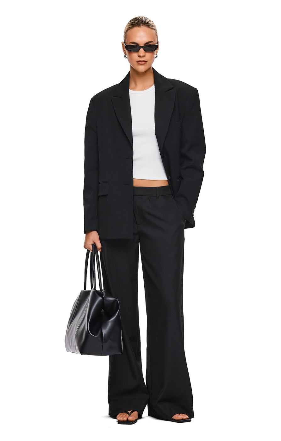THE ISLA BLACK BLAZER | MODEL