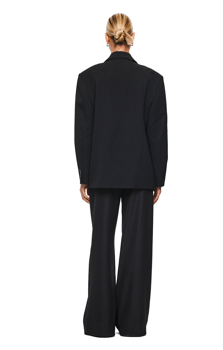 THE ISLA BLACK BLAZER | MODEL