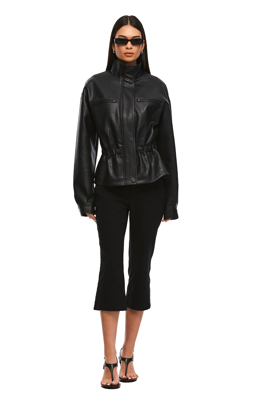 THE ZALI BLACK CAPRI | MODEL