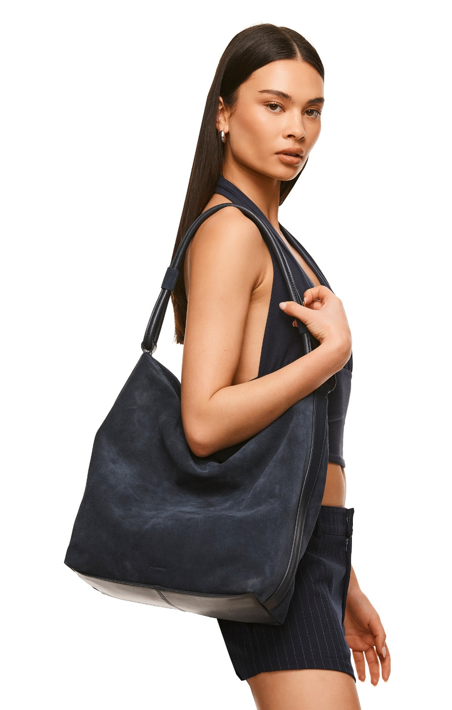 THE GELLAR NAVY BAG | MODEL