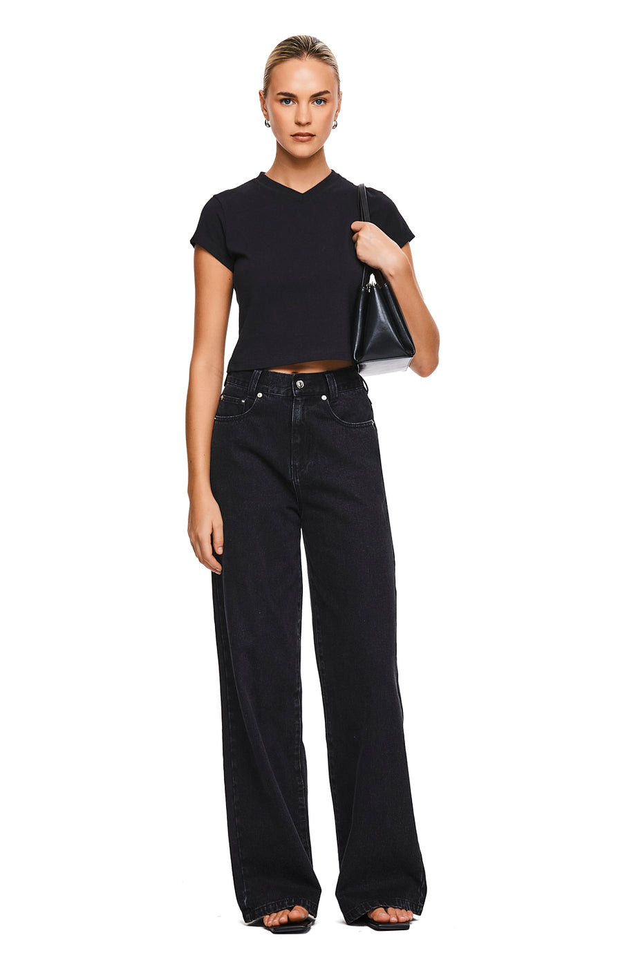 THE MADISON BLACK TEE | MODEL