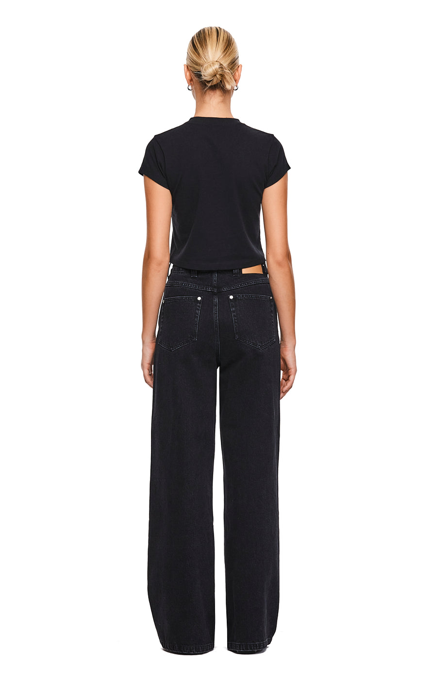 THE MADISON BLACK TEE | MODEL