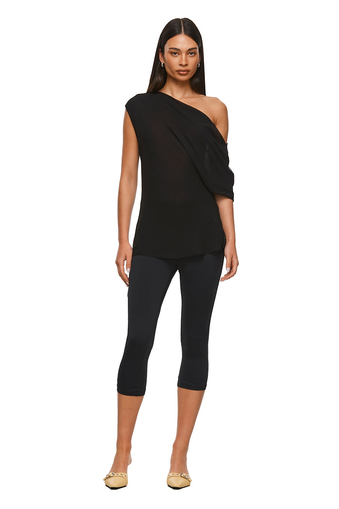 THE THEA BLACK CAPRI | MODEL