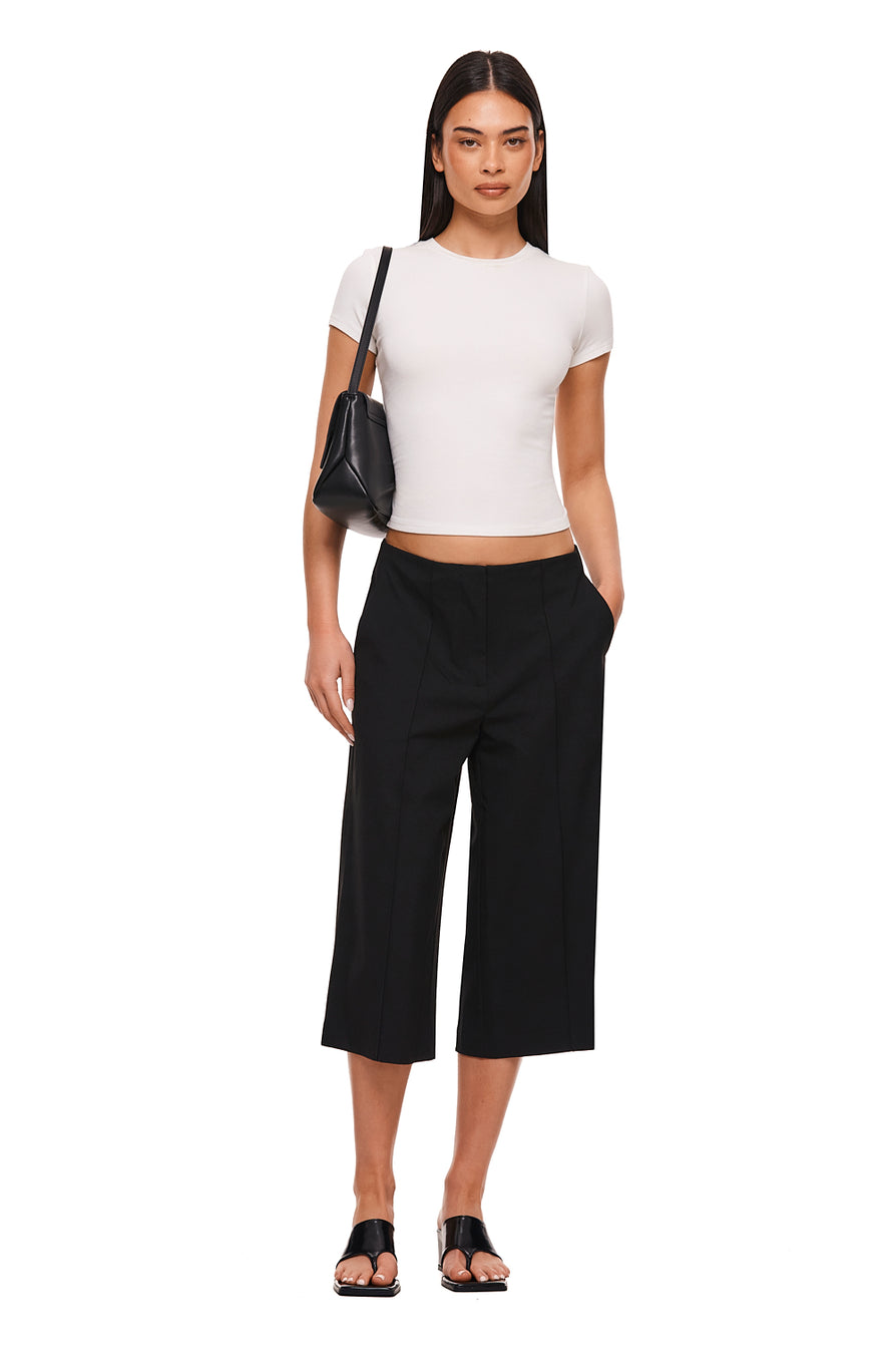 THE RHEA BLACK BERMUDA SHORT | MODEL