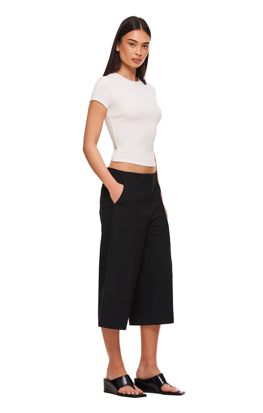 THE RHEA BLACK BERMUDA SHORT | MODEL