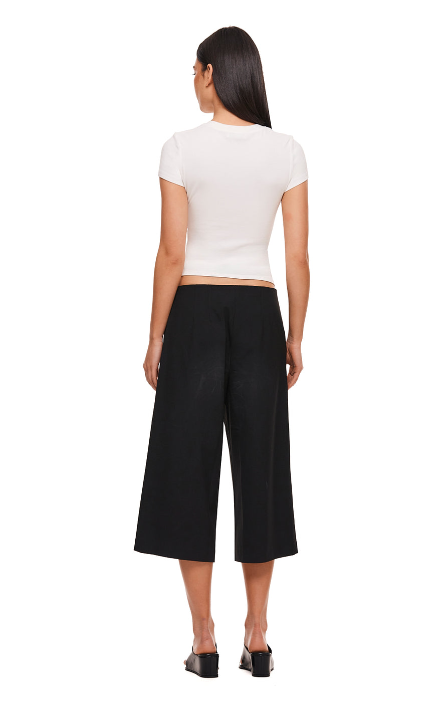 THE RHEA BLACK BERMUDA SHORT | MODEL