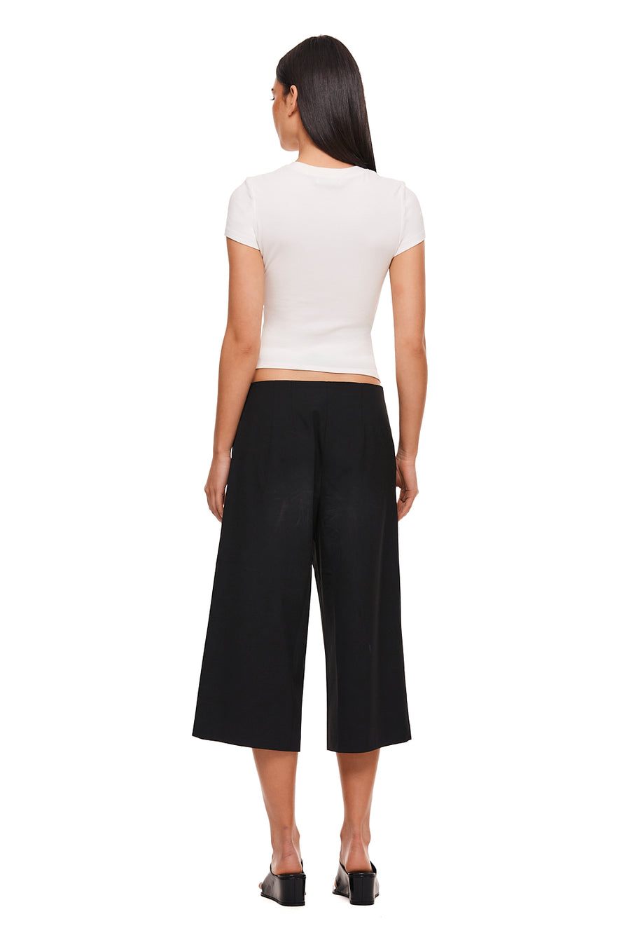 THE RHEA BLACK BERMUDA SHORT | MODEL