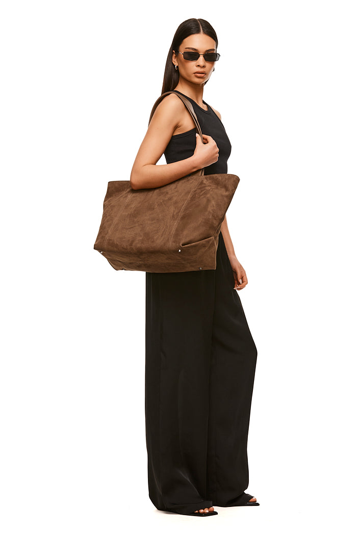 THE GINA MOCHA SUEDE BAG | model 