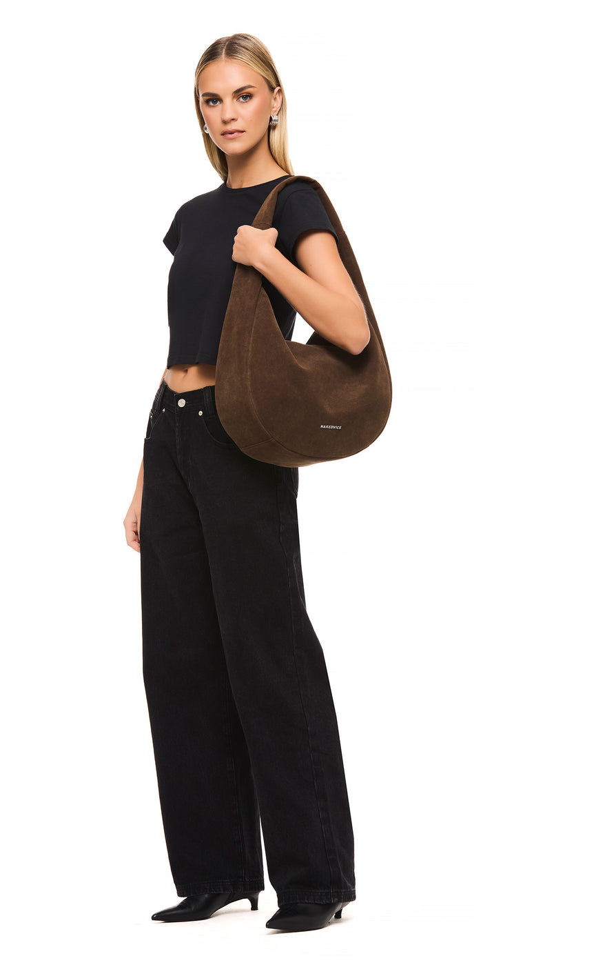 THE ZOE COCOA SUEDE BAG | model