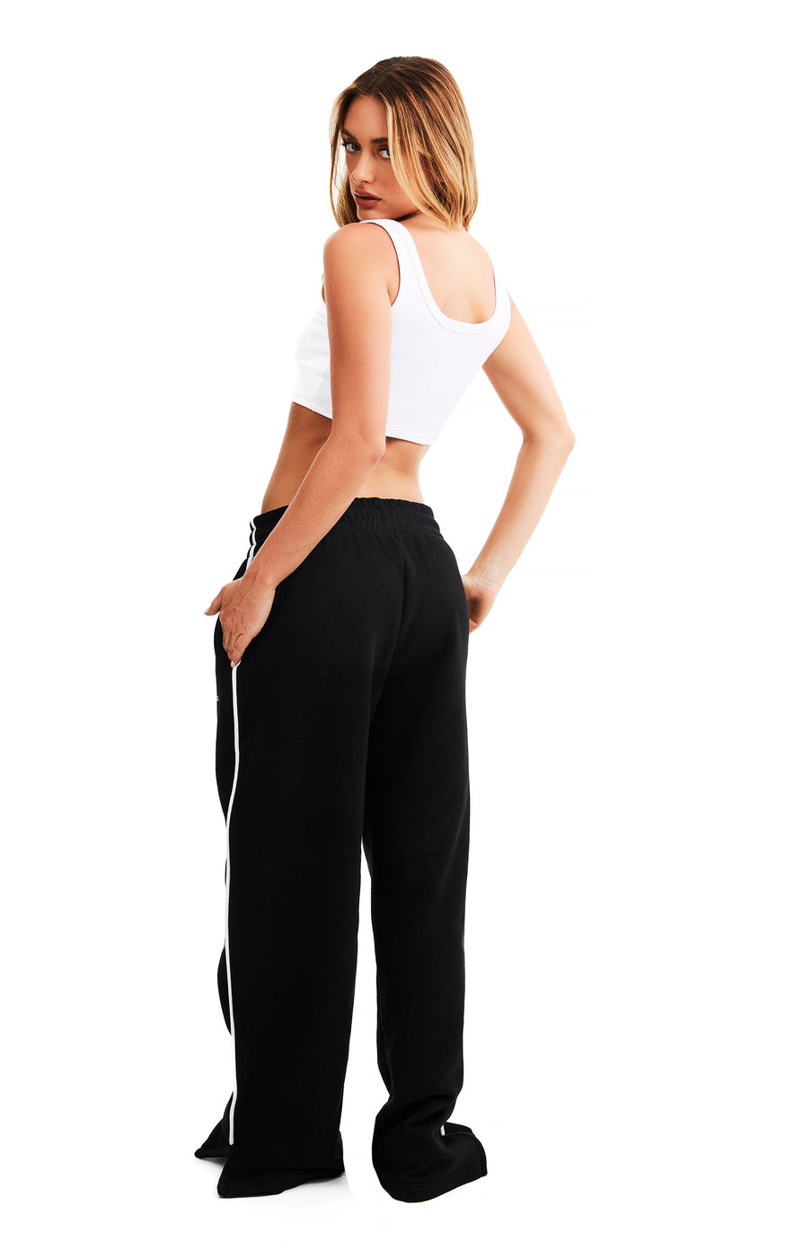 THE WEST TRACKPANT | Model
